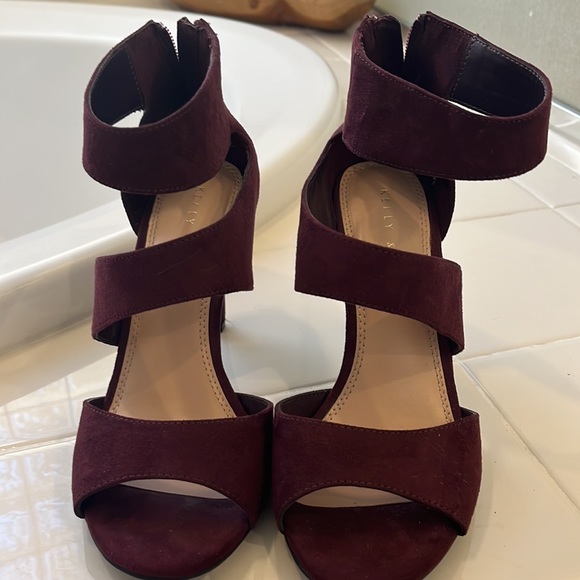 Heels - Picture 2 of 3